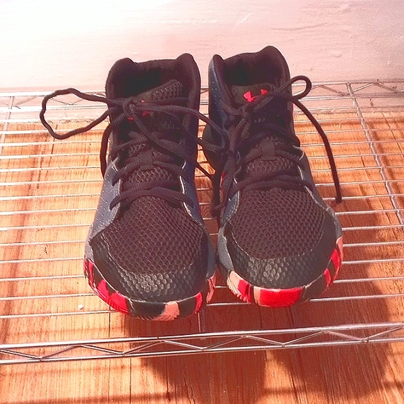 Under armor sneakers - Picture 1 of 3